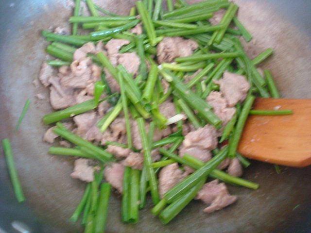 小葱炒羊肉片步骤4