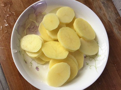 土豆炒虾步骤2