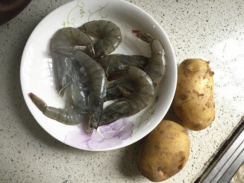 土豆炒虾步骤1