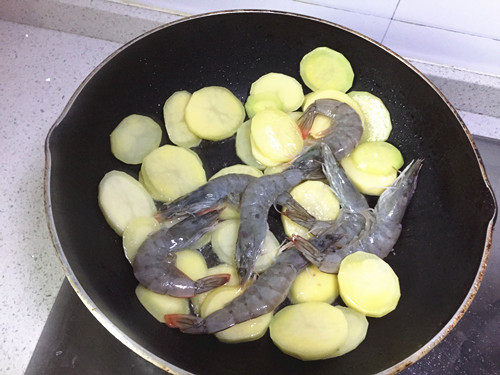 土豆炒虾步骤4