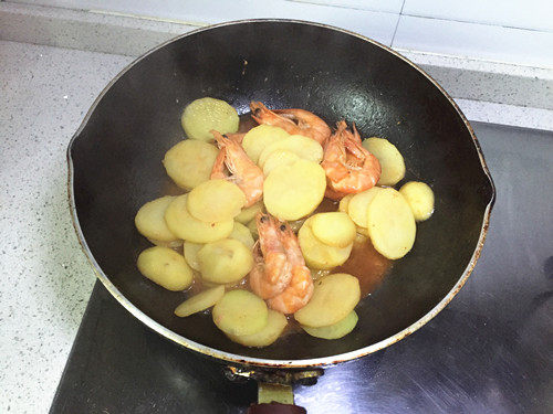 土豆炒虾步骤8