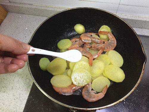 土豆炒虾步骤5