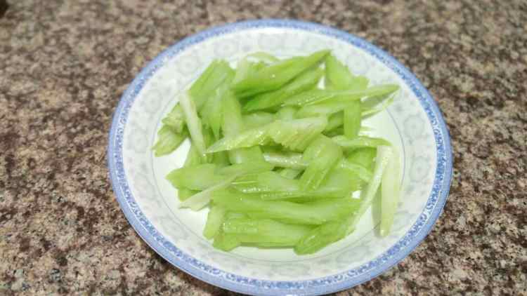 腐竹炒西芹步骤4