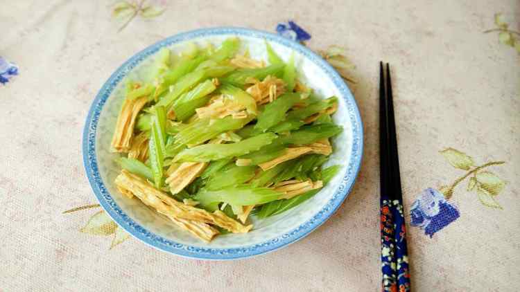 腐竹炒西芹步骤9