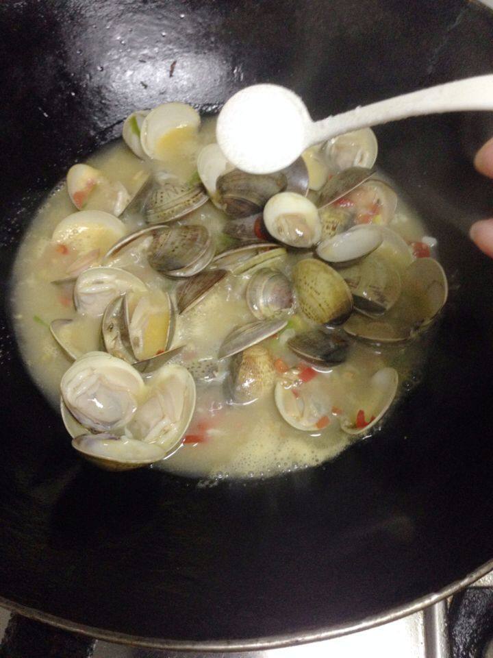 炒蛤蜊步骤6