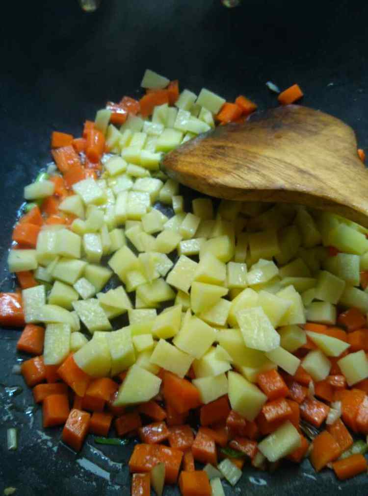胡萝卜炒土豆丁步骤7