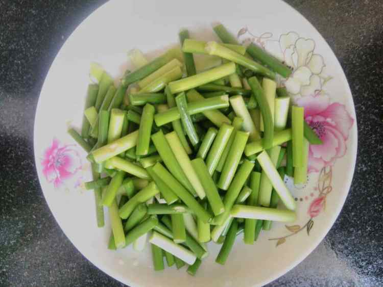 蒜苔炒肉步骤2