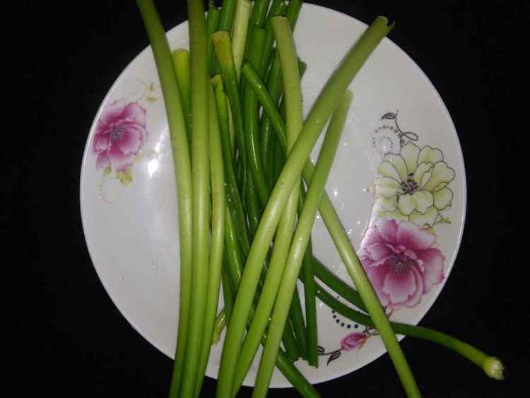 蒜苔炒肉步骤1