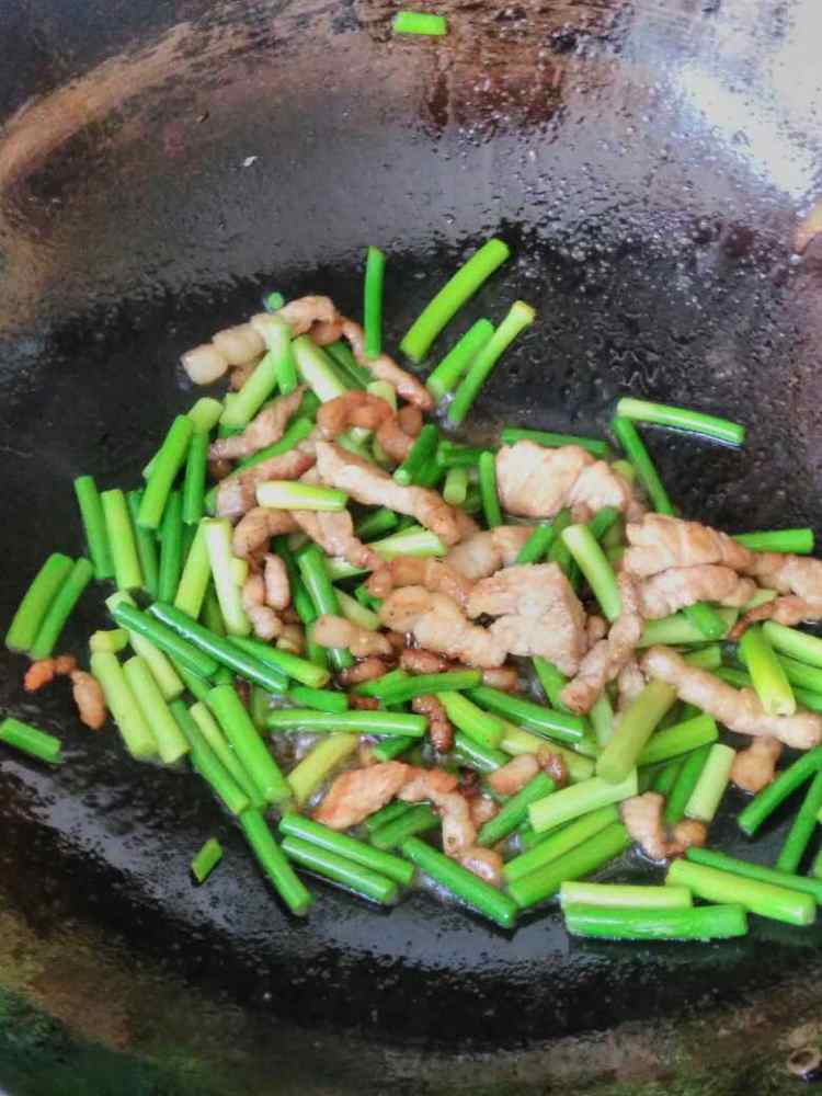 蒜苔炒肉步骤10