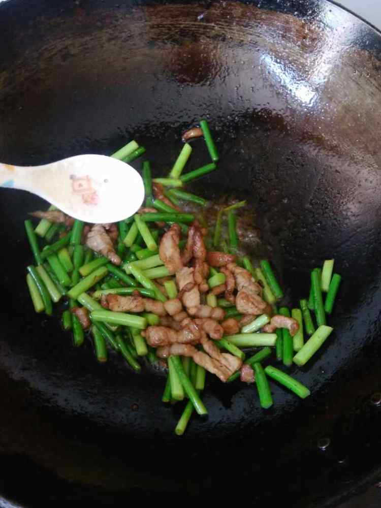 蒜苔炒肉步骤11