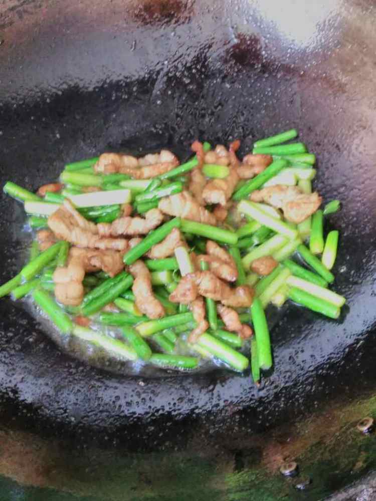 蒜苔炒肉步骤12