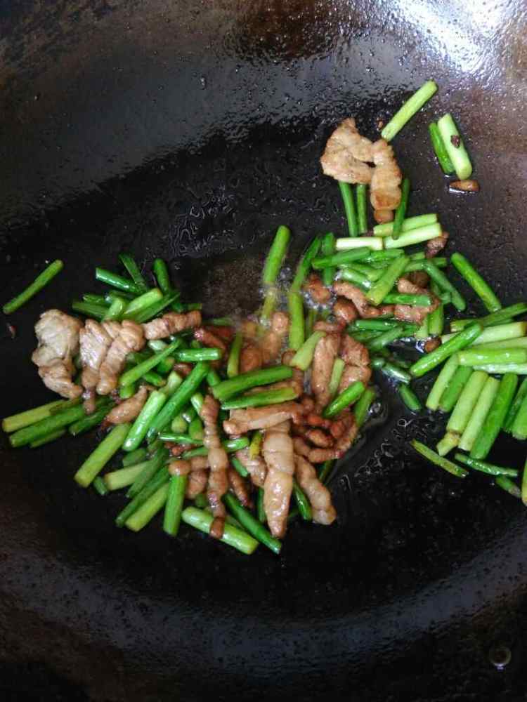 蒜苔炒肉步骤13