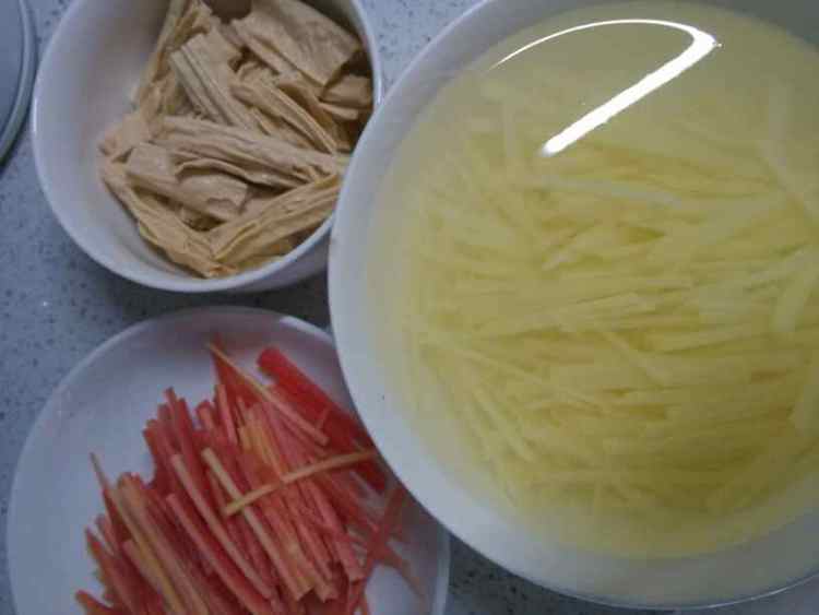 土豆肉丝步骤2