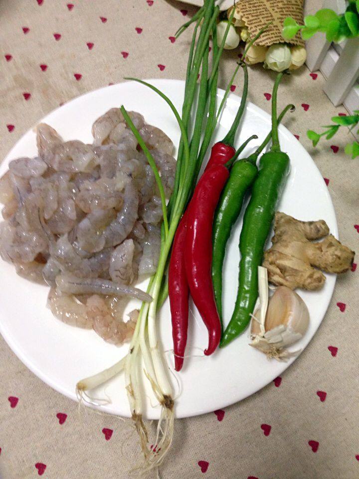 双椒炒虾仁步骤1