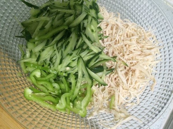 鸡丝拌黄瓜步骤4