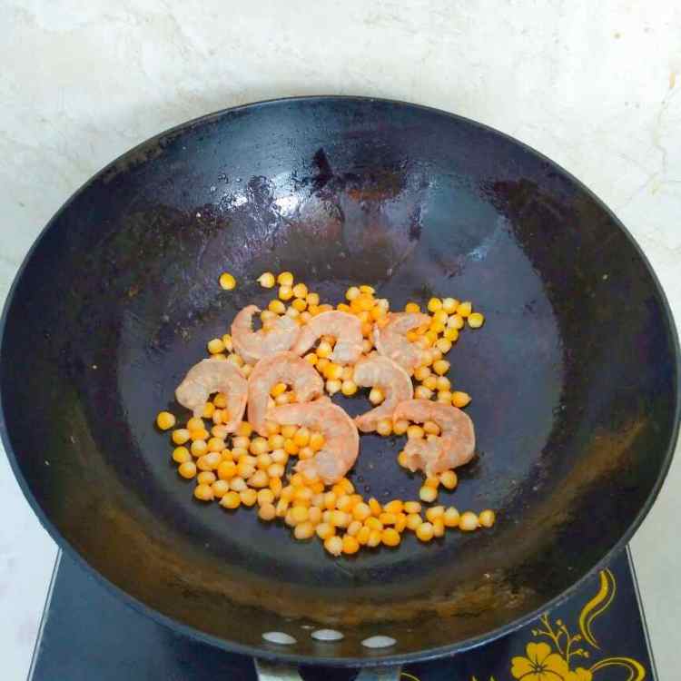 鲜虾玉米蛋炒饭步骤7