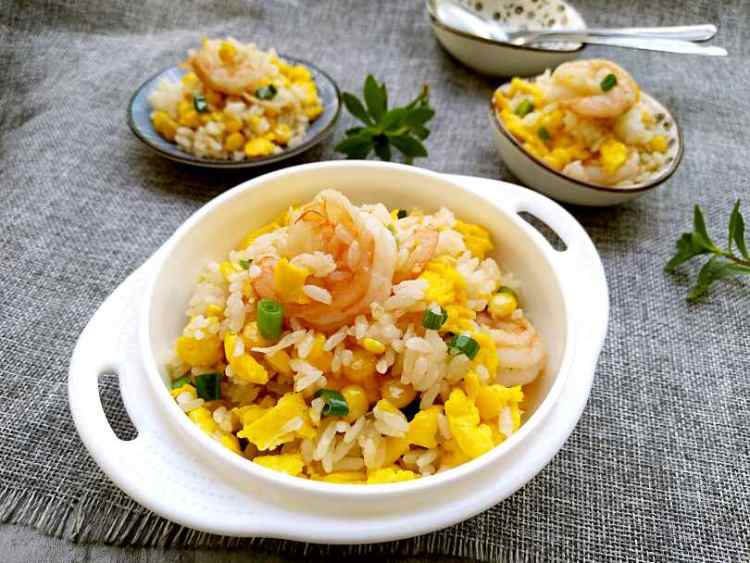 鲜虾玉米蛋炒饭步骤11