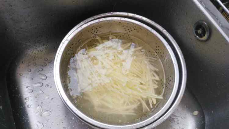 土豆丝炒猪脸步骤1