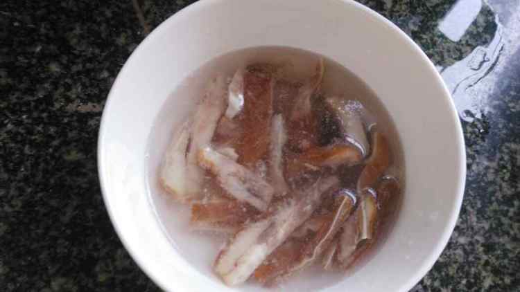 土豆丝炒猪脸步骤2