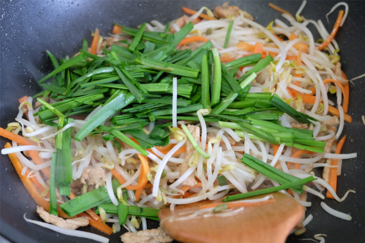 馓子炒绿豆芽步骤8