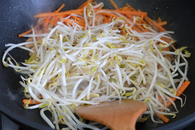 馓子炒绿豆芽步骤7
