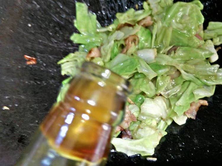 培根炒手撕包菜步骤6