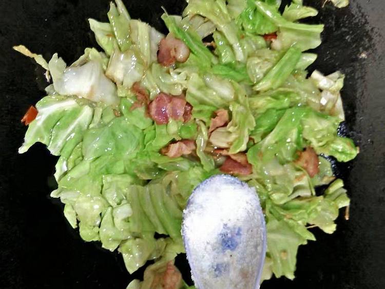培根炒手撕包菜步骤5