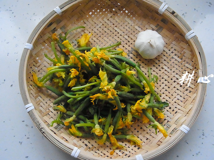 清炒黄瓜花步骤1