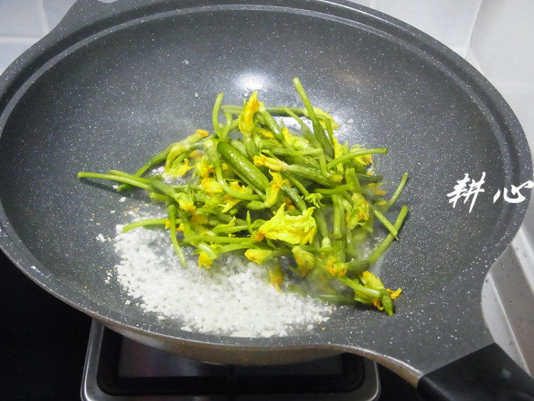 清炒黄瓜花步骤8