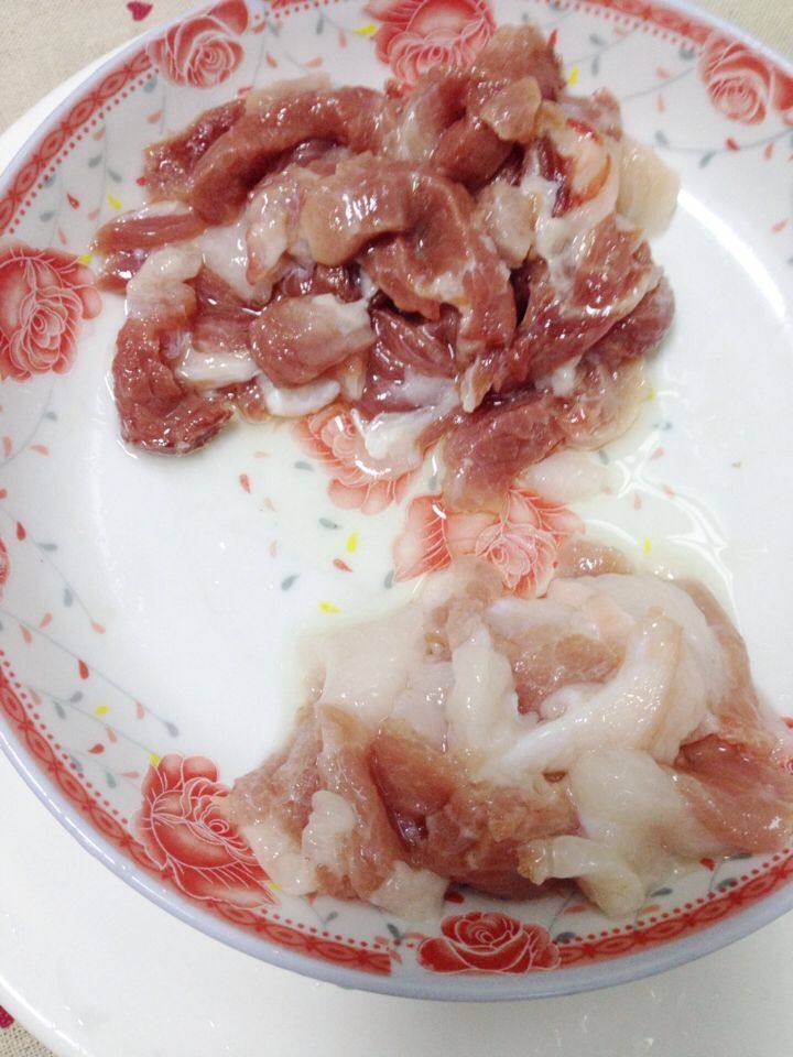 草菇炒肉步骤1