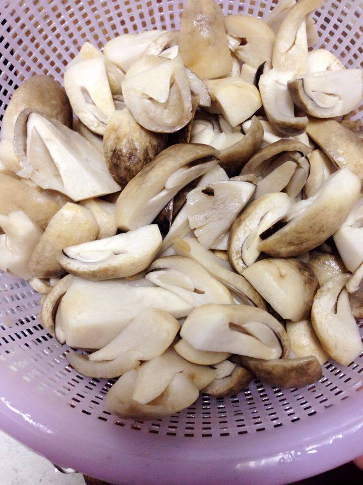 草菇炒肉步骤2