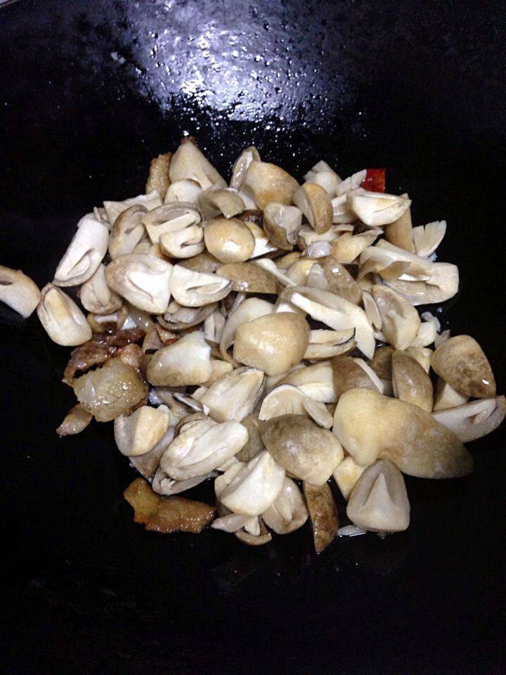 草菇炒肉步骤5
