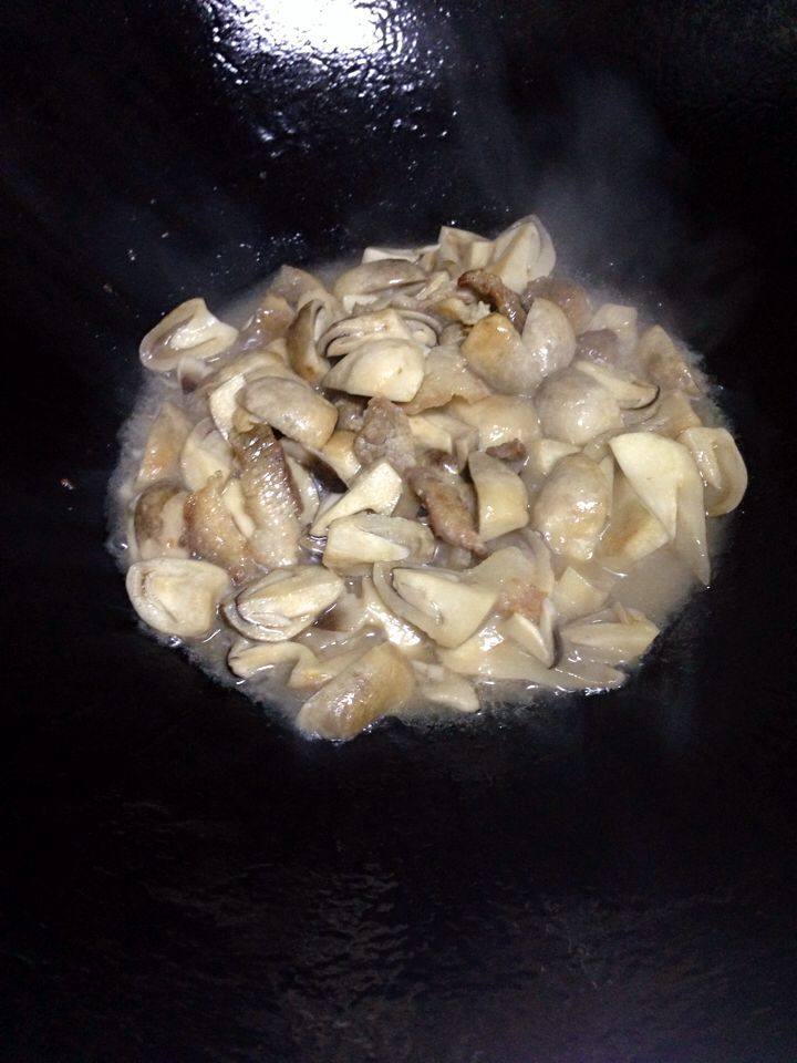 草菇炒肉步骤6