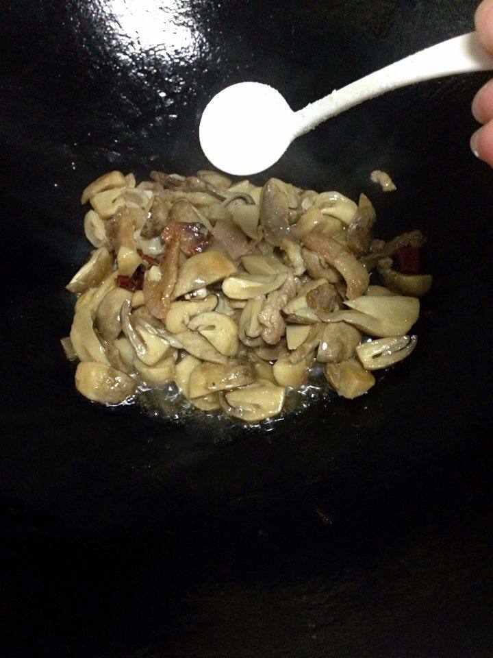 草菇炒肉步骤7