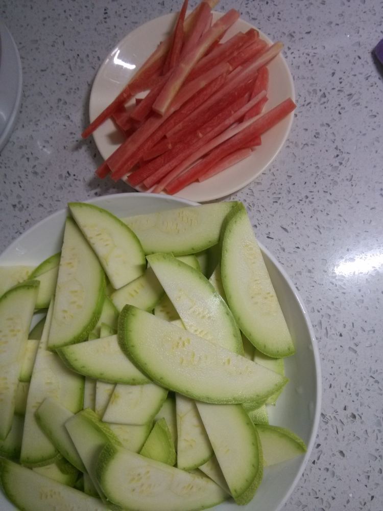 西葫芦炒瘦肉步骤1