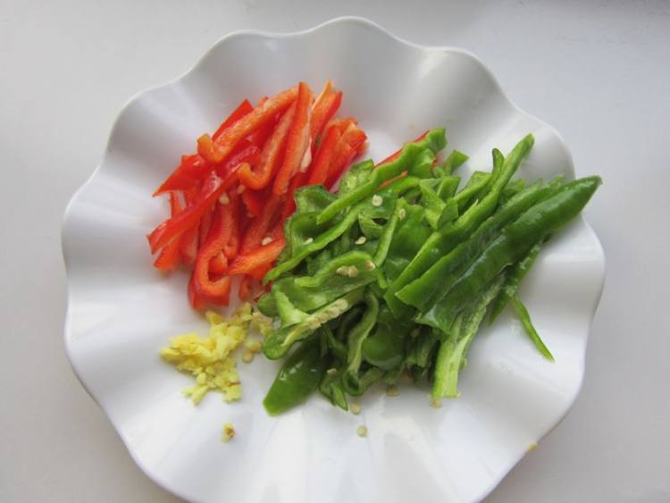 杏鲍菇炒肉皮步骤3