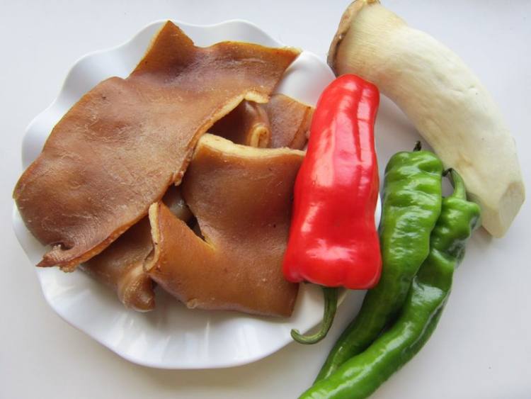 杏鲍菇炒肉皮步骤1