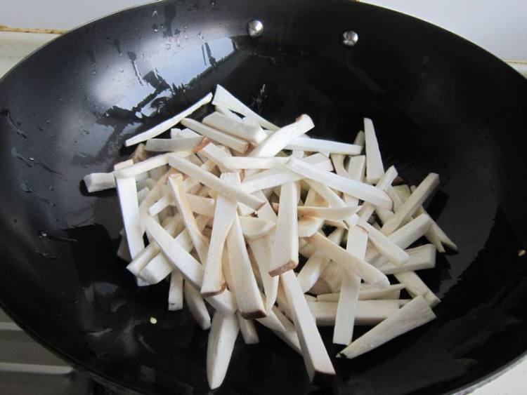 杏鲍菇炒肉皮步骤5