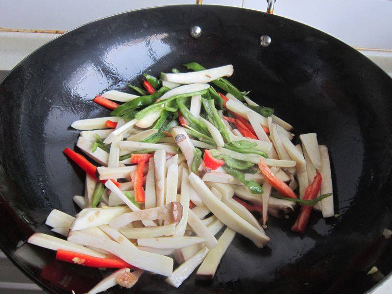 杏鲍菇炒肉皮步骤7