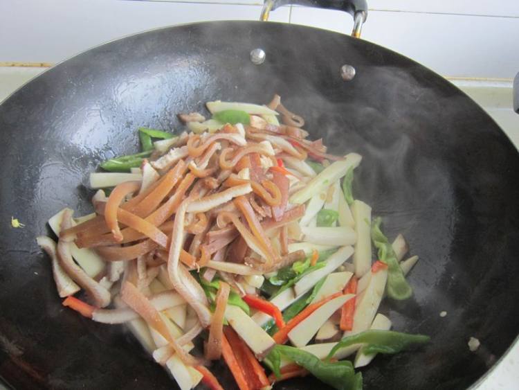 杏鲍菇炒肉皮步骤8