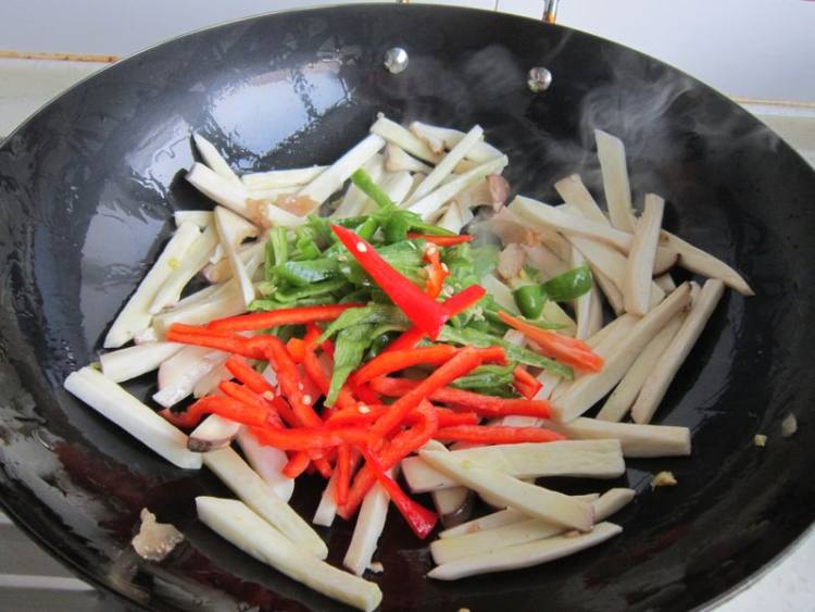 杏鲍菇炒肉皮步骤6