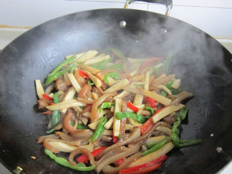 杏鲍菇炒肉皮步骤10