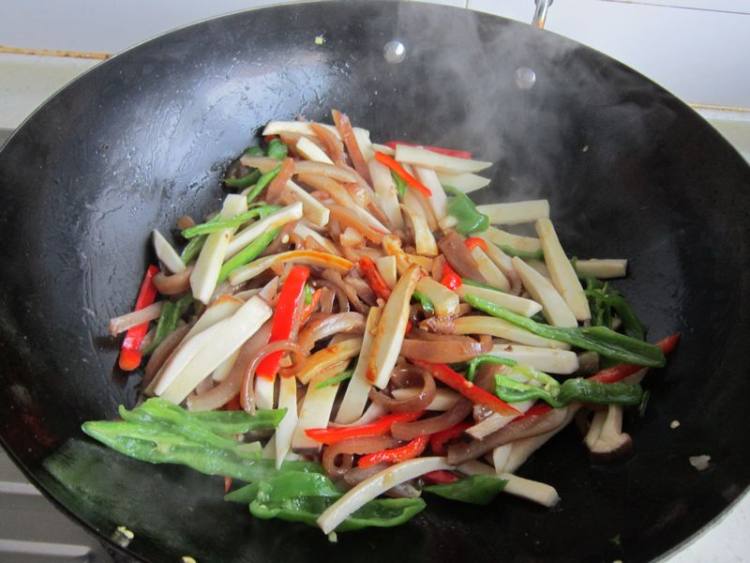 杏鲍菇炒肉皮步骤9