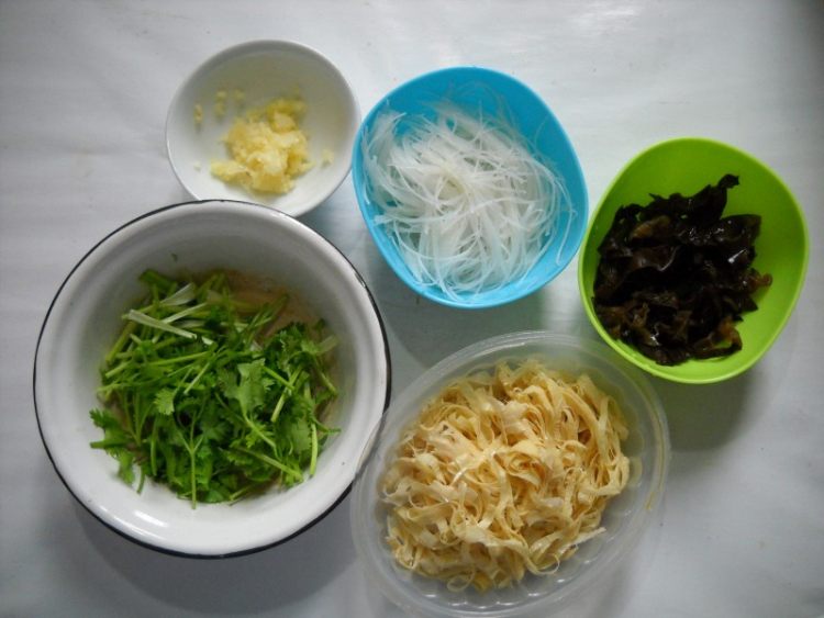 红油蒜汁豆皮粉丝步骤2