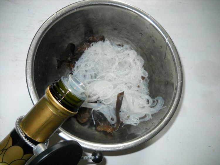 红油蒜汁豆皮粉丝步骤10
