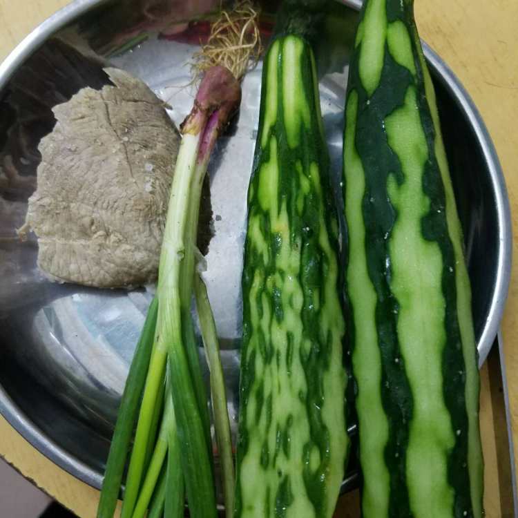 咸瘦肉丝炒青瓜步骤1