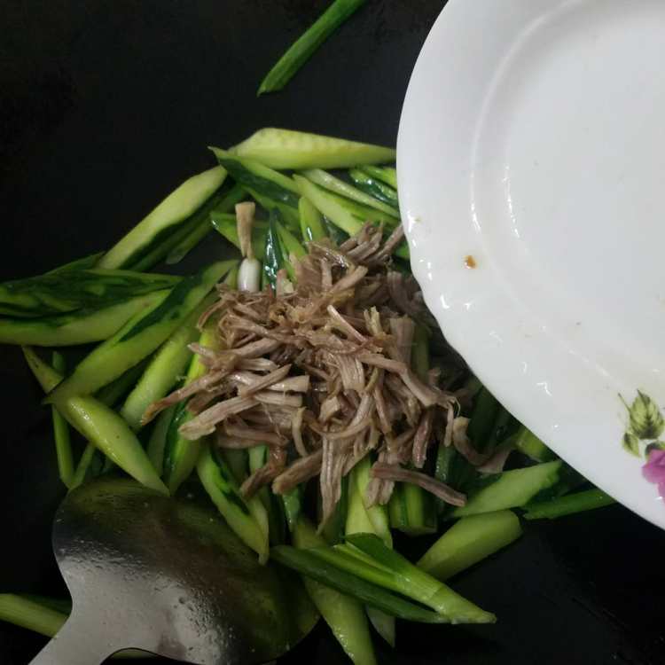 咸瘦肉丝炒青瓜步骤7