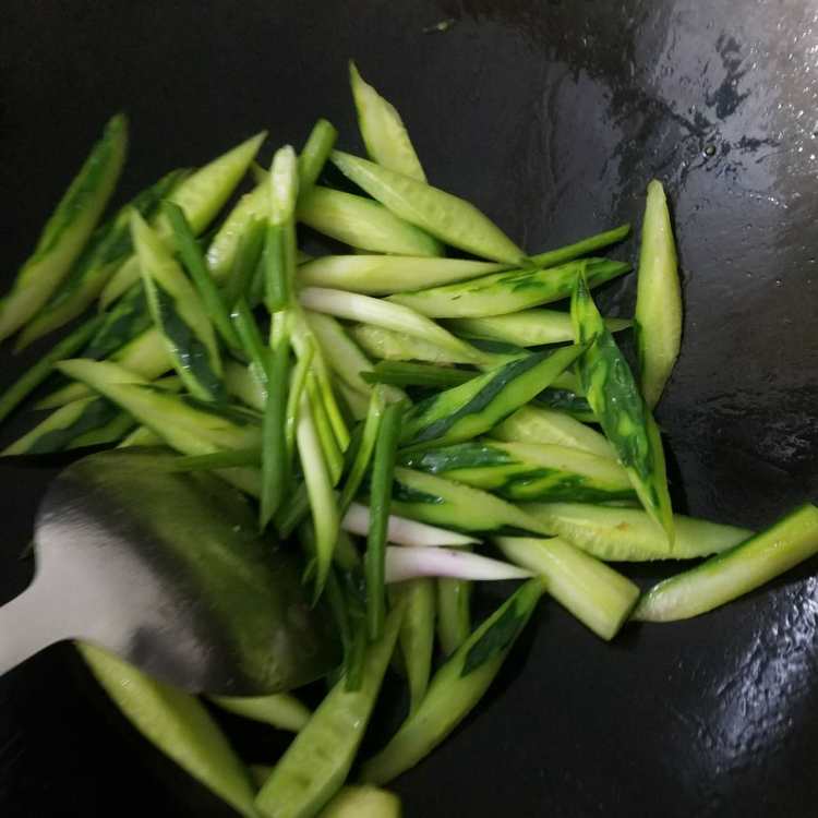 咸瘦肉丝炒青瓜步骤6