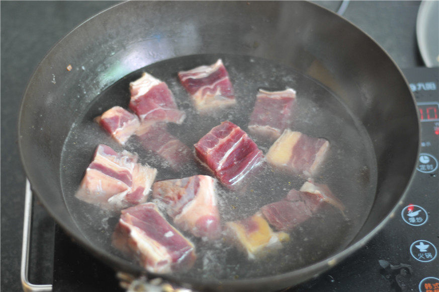 香辣牛腩炖土豆步骤2