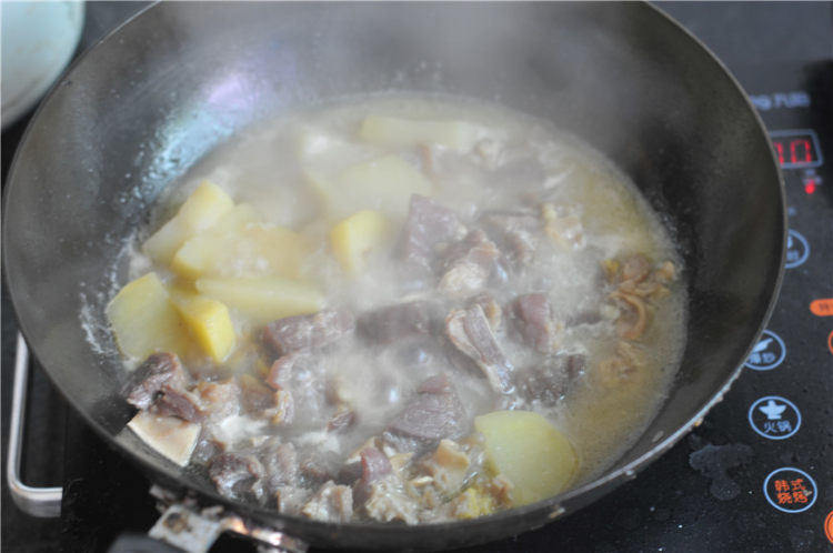 香辣牛腩炖土豆步骤8